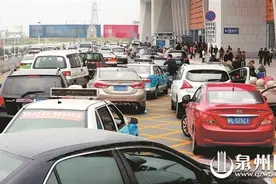 动车站出发层停车限时8分钟 违反扣分罚款 记者暗访图片