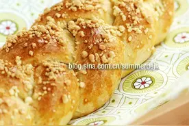 鲜奶油辫子面包图片