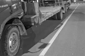 小区周边道路常有工程车违停扰民 交警正找停车场图片