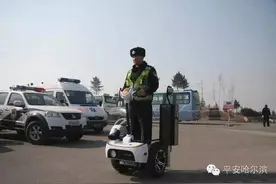 冰城交警驾驶“平衡车”巡逻执勤图片