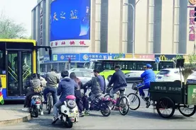 北京：长安街等10条道路禁行电动自行车图片