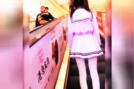 搞笑短片，萝莉电梯恶搞小胖子，结果被不依不饶的追着视频封面