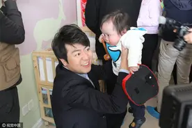 父爱爆棚！郎朗做善事怀抱病患孤儿与母亲同行面容相似度奇高图片