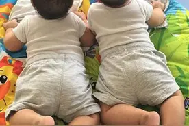 林志颖双胞胎儿子趴着看书 小脚丫翘起肉嘟嘟图片