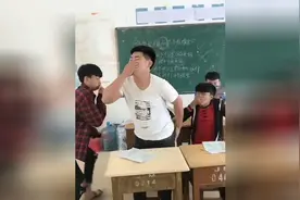 上课偷偷放屁，把同桌都熏晕了，这位同学你也是厉害啊！