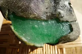 你知道翡翠赌石行话“一线”与“一片”是什么意思吗？