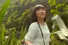 日本女孩来中国旅游，居然坐在中国男人的头上视频封面