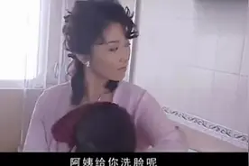 后妈在家给孩子洗澡，下手太重惹得孩子直哭，幸好爸爸回来了视频封面