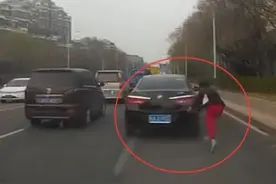 奇葩碰瓷盘点：济南现影后级"神碰瓷" 追车跑再自己躺下图片