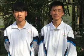 中学生帮拾荒老人推车 弘扬社会正能量图片