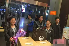 双胞胎夫妻上演“喊错媳妇牵错郎” 为求异同相约去微整形图片