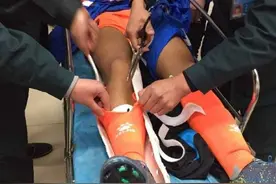 曝U17球员遭暴铲入院 双腿骨折+多处粉碎性骨折图片