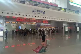 明天你坐动车回家吗？车票取了吗？图片