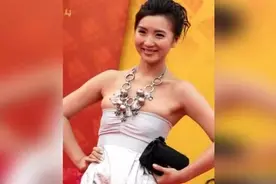 当红女星尴尬时刻回顾 陈好胸前被勒出赘肉视频封面