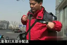 刘强东又跑去做快递员了，骑着电动车满街飞视频封面