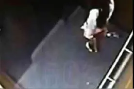 尴尬！妙龄女电梯失禁尿液涂满电梯间 实在是太急了图片