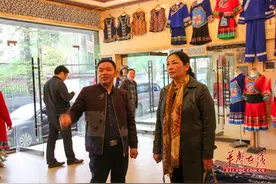 邹菊芳调研张家界亲闲服饰有限公司图片