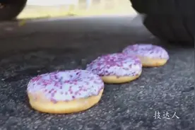 终于知道国外小伙们有多无聊，这么好的食物全浪费了视频封面