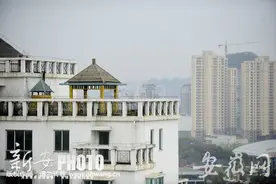 合肥“空中违建”四处钻空子：东海花园建起亭台楼阁图片