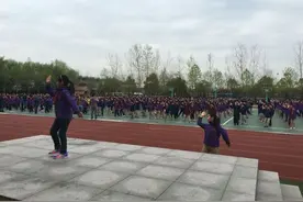 南京一小学推“小鸡版课间操” 学生“嗨翻天”图片