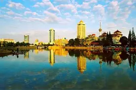 中国古护城河之一的濠河图片
