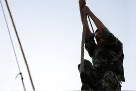 武警深圳边防官兵比试大绳攀登图片