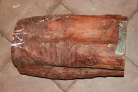 这大姐忒厉害，自己做了个小叶紫檀超级漂亮梳子！图片