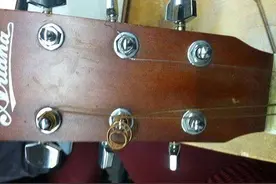 男子将损坏的旧吉他改造，最后你绝对想不到竟变成了这样！图片