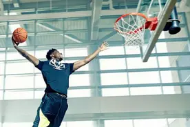 超残暴扣篮，秒杀NBA！我简直跪着看球啊图片