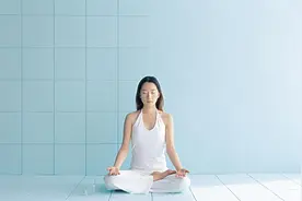 居家减肥瑜伽 只需5招在家就能从头瘦到脚图片