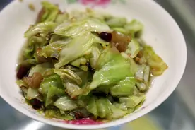 引人食欲的炝炒包菜，拌饭最好吃，孩子光是看就已经在流口水了图片