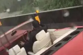 当敞篷跑车遇到今天深圳的爆雨，公交车上的人偷乐了！图片