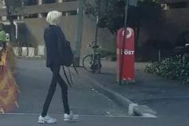 隔壁王叔叔偷偷请妈妈吃冰淇淋图片