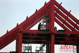 大荔县同州湖新区北大门拱形钢门搭建完成图片