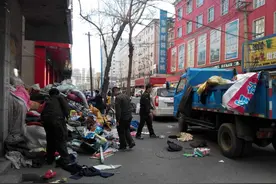 大妈好任性 杂物堆在马路上图片