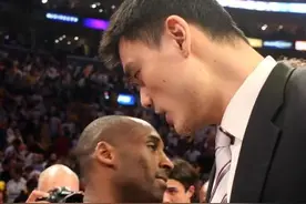 和科比拥抱的11个人，姚明最受待见 与艾弗森相爱相杀 都是泪图片