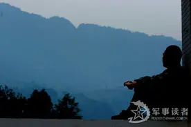 青涩的年岁，女兵与男兵的“初吻”图片