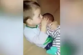 暖男小哥哥哄弟弟睡觉，一刻都不离开，温馨！图片