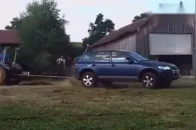 大众途锐，4.2L排量350马力，拉不动这辆小拖拉机，我咋不信呢？视频封面