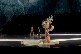 奚梦瑶摔跤的全过程，绊倒了站起来还是满脸笑容，太敬业了视频封面