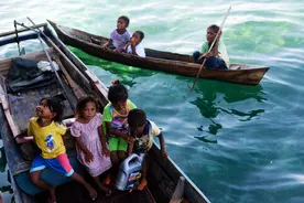 巴瑶族的水上生活图片