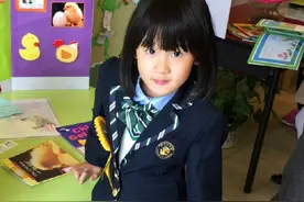 贝儿着校服甜蜜微笑，眼神清澈双眼皮迷人图片