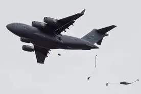 美帝出动C-17环球霸王III寒极练伞降图片