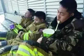 救火奋战一夜后 消防员捧着泡面嘴里叼着叉子睡着了图片