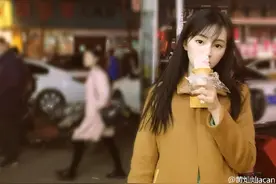 武大校花黄灿灿发照被吐槽，网友：不洗头的大哥不是好网红...图片