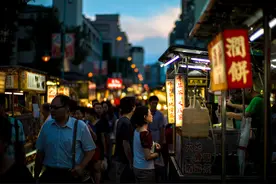 年轻女子闹市遭针扎，扎针的人念叨成了成了图片