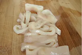 酥脆可口的炸鱿鱼圈做法，当做饭后零食真是极好不过的美味！图片