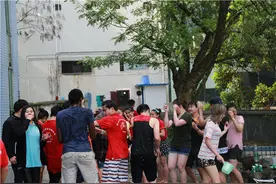 湿身了！泰国等多国留学生 与贵大学生一起泼水过“新年”图片