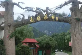 高冠瀑布：因戴高帽而得名，潭底深不可测，传说有金马驹！图片