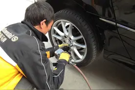 夏天又要到了，汽车爆胎也将来临了图片